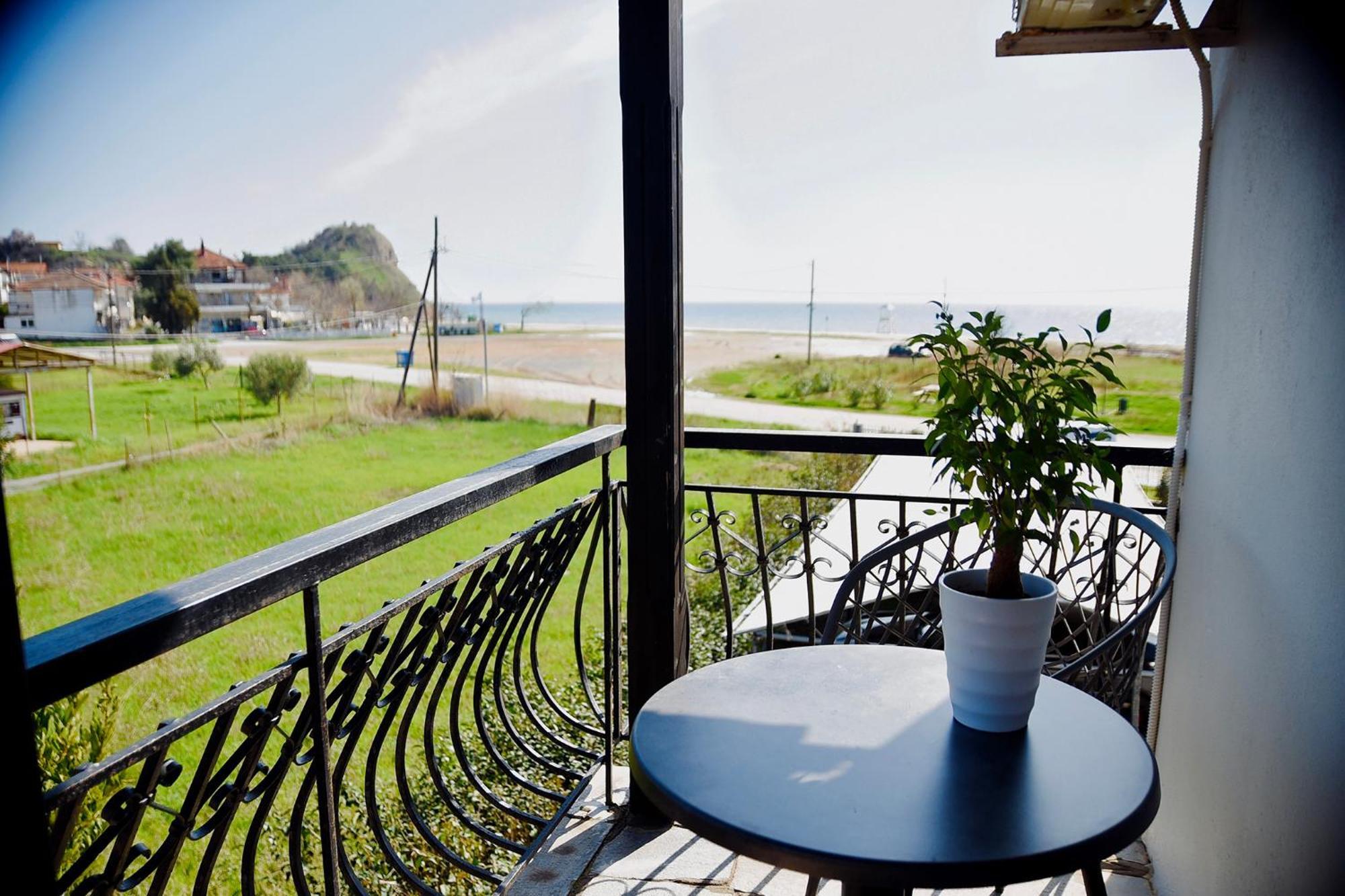 Room Nine 9 Beachfront Apartments Nea Kallikrateia Eksteriør bilde