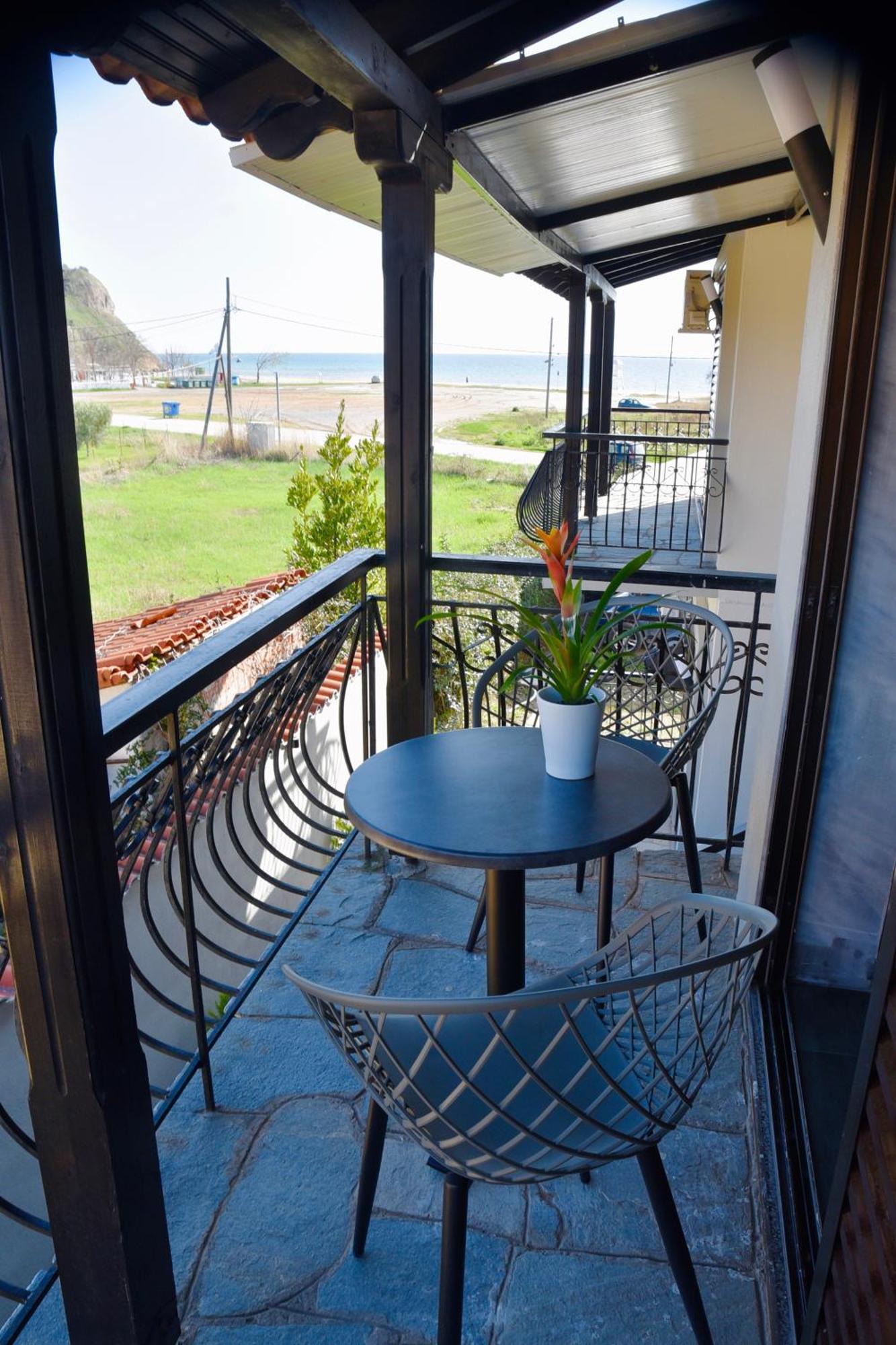 Room Nine 9 Beachfront Apartments Nea Kallikrateia Eksteriør bilde