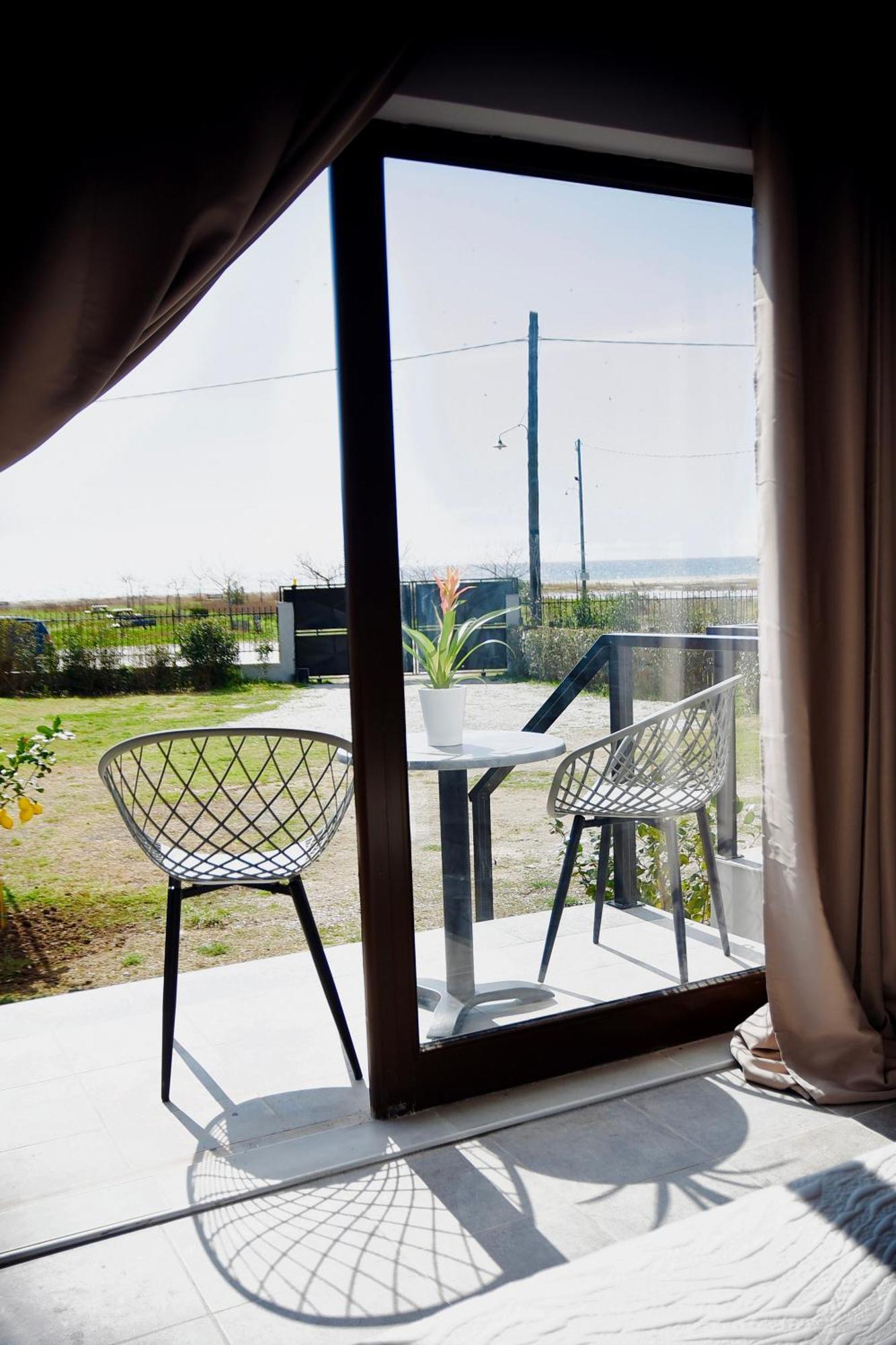Room Nine 9 Beachfront Apartments Nea Kallikrateia Eksteriør bilde