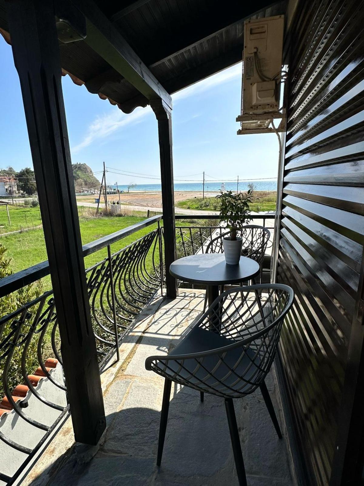 Room Nine 9 Beachfront Apartments Nea Kallikrateia Eksteriør bilde